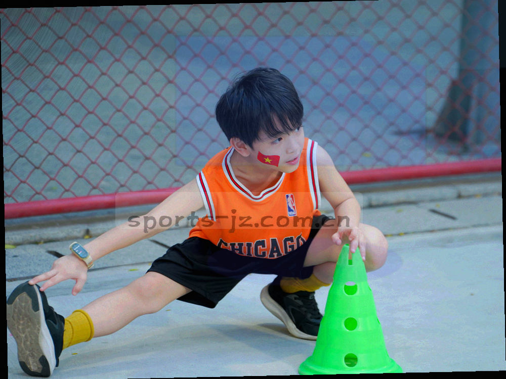 战术板上的细线与网格交错，象征赛程信息的整理与复核过程